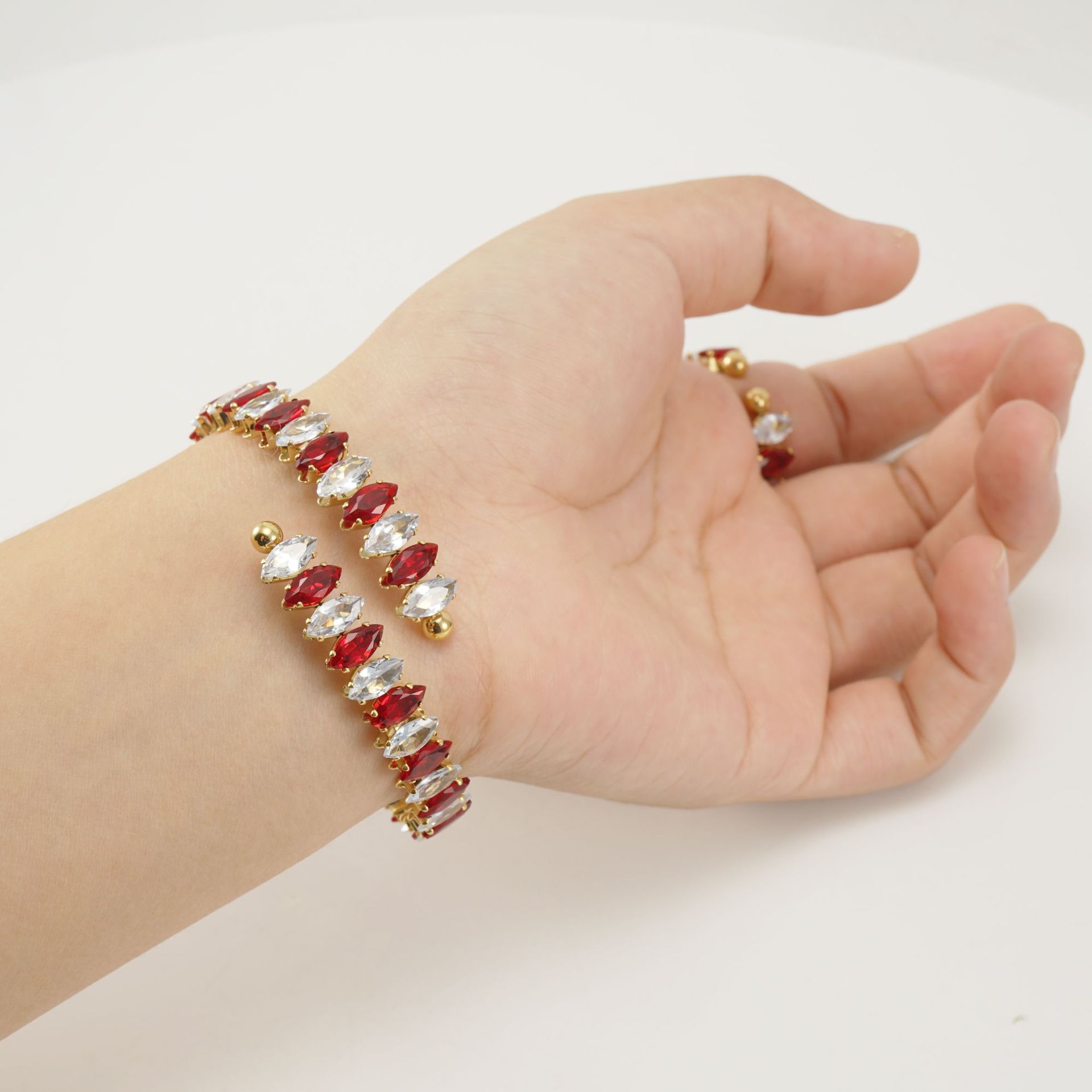 Bracelet en Acier Inoxydable Plaqué Or 18K avec Zircons Verts – Bijou Élégant et Moderne