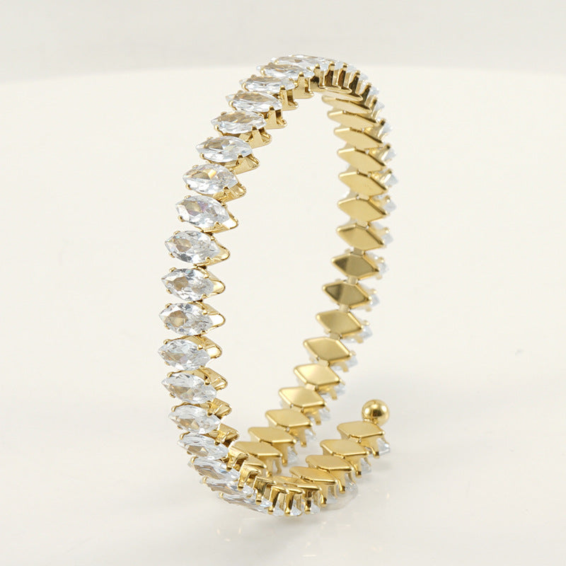 Bracelet en Acier Inoxydable Plaqué Or 18K avec Zircons Verts – Bijou Élégant et Moderne